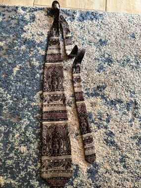 Van Heusen tie from Canada